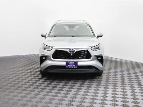 Used 2021 Toyota Highlander XLE AWD/4WD image 4