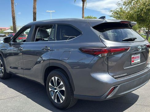 Certified 2024 Toyota Highlander XLE image 5