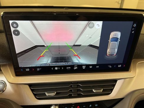 Used 2025 Ford Explorer Active w/ Active Comfort Package image 12