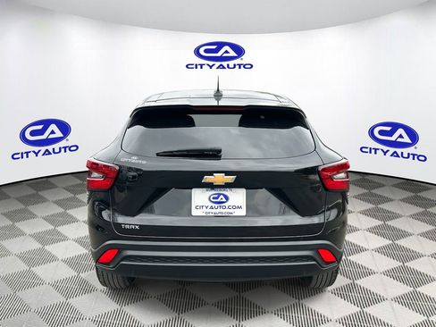 Used 2025 Chevrolet Trax LS w/ LS Convenience Package image 5