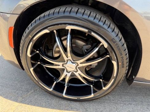 Used 2016 Chrysler 300 C RWD image 9