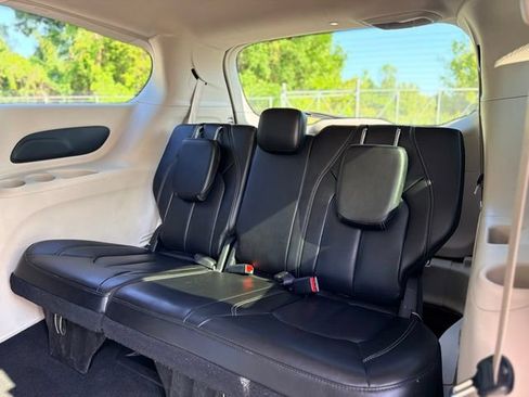 Used 2023 Chrysler Pacifica Touring-L FWD image 25