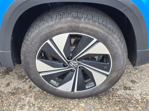 Used 2025 Volkswagen Taos SE AWD/4WD image 6