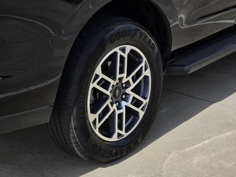 Used 2025 Ford Expedition Active RWD image 12