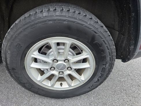 Used 2018 Jeep Grand Cherokee Laredo image 35