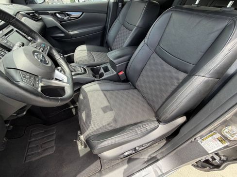 Used 2021 Nissan Rogue Sport SV w/ Technology Package FWD image 5