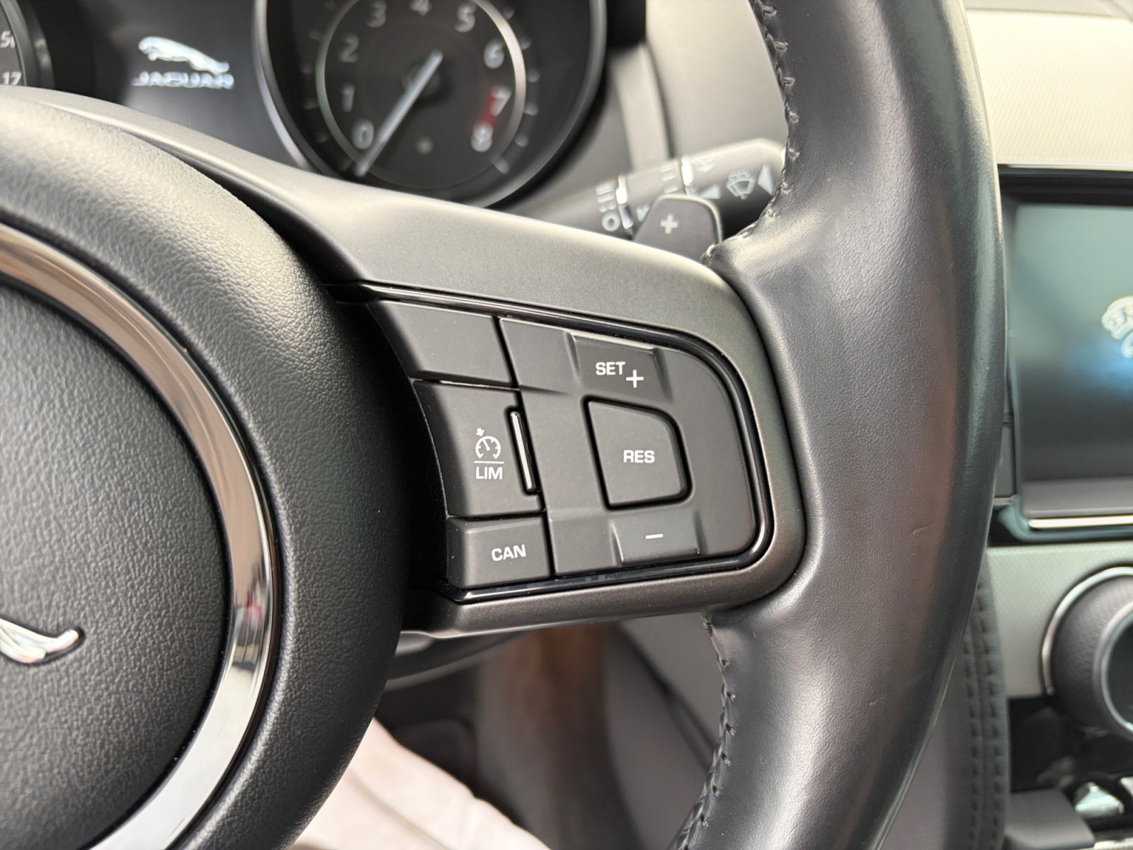 Used 2017 Jaguar F-TYPE Coupe RWD image 31
