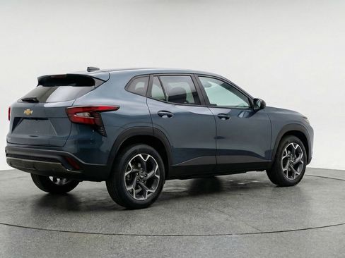 Used 2025 Chevrolet Trax LT image 9