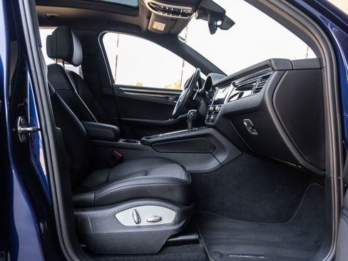 Certified 2022 Porsche Macan AWD/4WD image 39