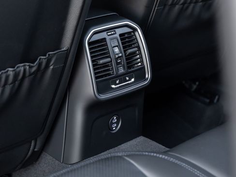 Certified 2026 Porsche Macan AWD/4WD image 39