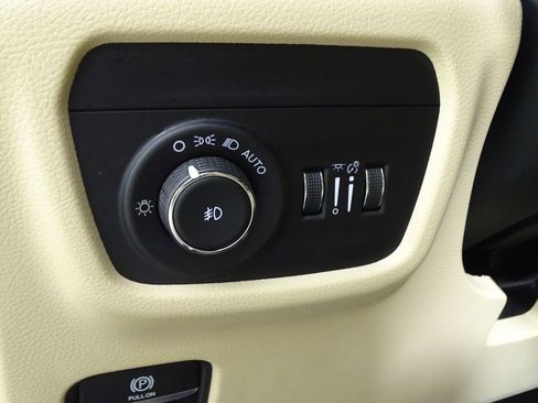 Used 2021 Jeep Grand Cherokee L Limited image 24