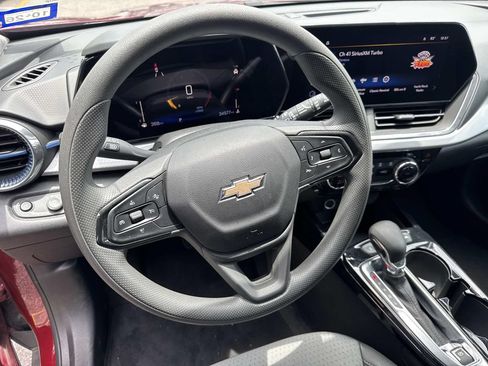 Used 2025 Chevrolet Trax LT FWD image 22