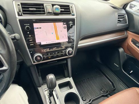 Used 2018 Subaru Outback 3.6R Touring AWD/4WD image 5