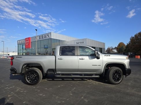 Used 2025 Chevrolet Silverado 3500 LT w/ Trail Boss Package image 16