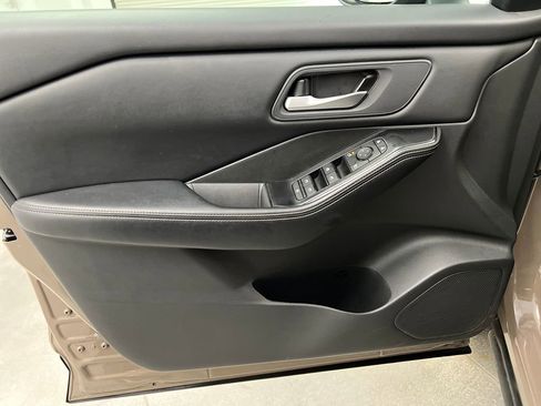 Used 2025 Nissan Rogue SV AWD/4WD image 11