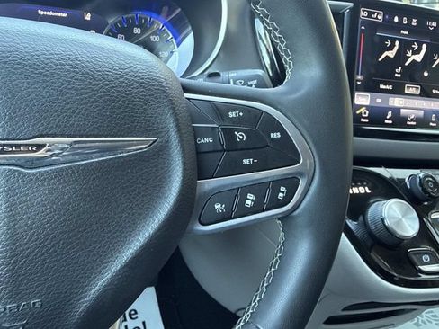 Used 2022 Chrysler Pacifica Touring-L FWD image 69