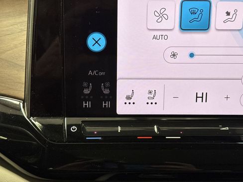 Used 2024 Volkswagen Atlas SE w/ Panoramic Sunroof Package image 8