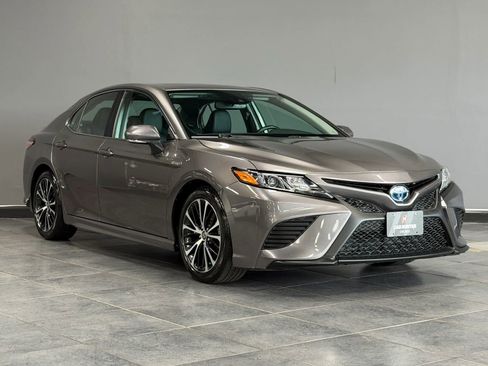 Used 2020 Toyota Camry SE w/ Sunroof Package FWD image 3