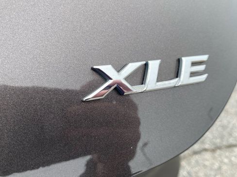 Used 2020 Toyota Camry XLE image 10