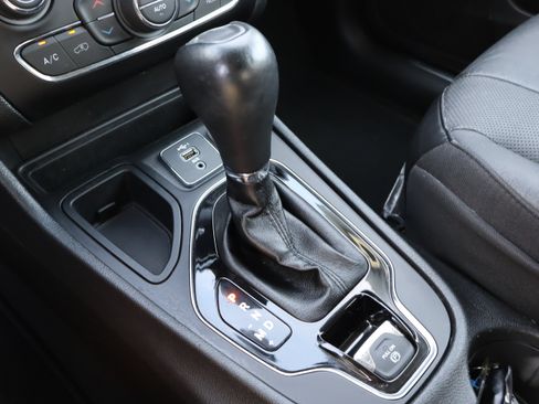 Used 2020 Jeep Cherokee Limited FWD image 28