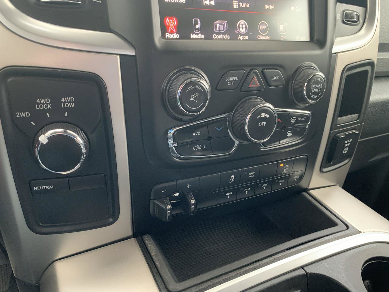 Used 2016 RAM 2500 SLT w/ Luxury Group AWD/4WD image 18