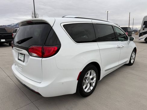 Used 2020 Chrysler Pacifica Touring-L FWD image 3