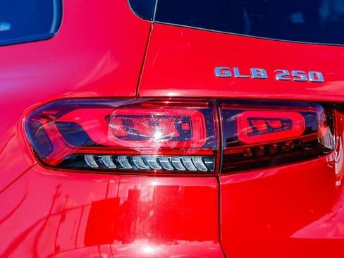 Used 2023 Mercedes-Benz GLB 250 4MATIC image 8