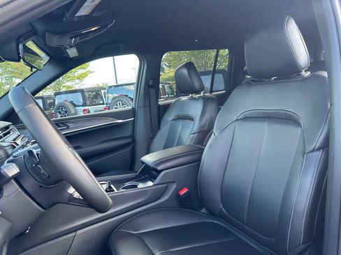 New 2025 Jeep Grand Cherokee Limited w/ Black Appearance Package image 13
