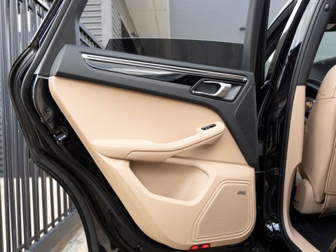 Used 2025 Porsche Macan image 30