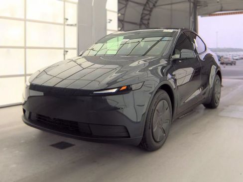 Used 2026 Tesla Model Y AWD image 1