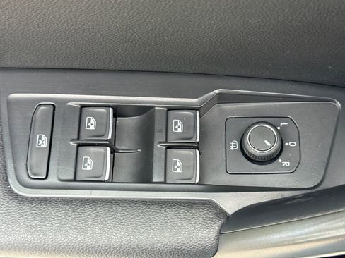 Used 2021 Volkswagen Tiguan SE FWD image 14