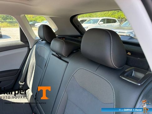 Used 2023 Volkswagen Taos SE w/ Panoramic Sunroof Package FWD image 9