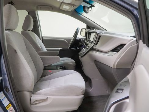 Used 2017 Toyota Sienna LE image 39