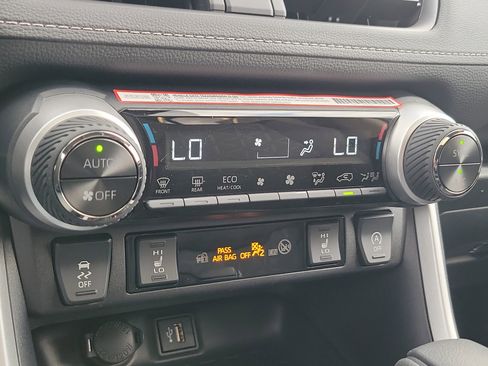 Used 2025 Toyota RAV4 XLE image 30