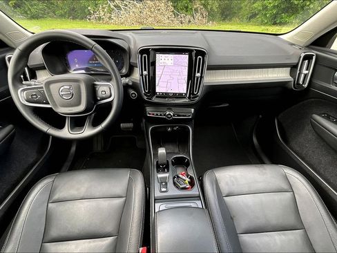 Used 2024 Volvo XC40 B5 Core image 21