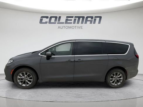 Used 2023 Chrysler Pacifica Touring-L AWD/4WD image 2