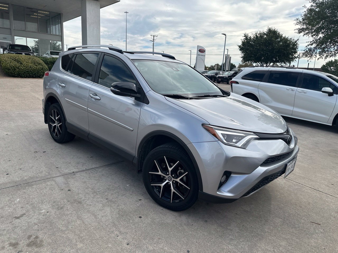 Used 2018 Toyota RAV4 SE w/ Power Extra Value Package FWD image 2