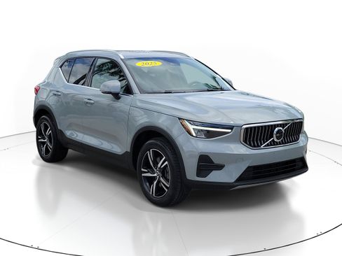 Certified 2025 Volvo XC40 B5 Core AWD/4WD image 1
