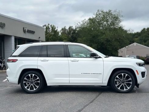 Used 2023 Jeep Grand Cherokee Overland w/ Luxury Tech Group IV AWD/4WD image 6