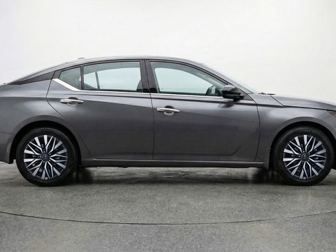 Used 2025 Nissan Altima 2.5 SV image 11