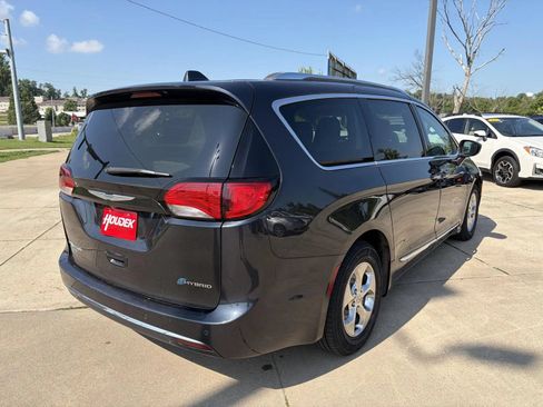 Used 2019 Chrysler Pacifica Touring-L FWD image 8