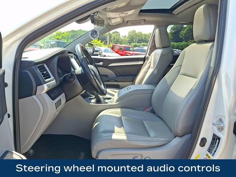 Used 2019 Toyota Highlander XLE FWD image 2