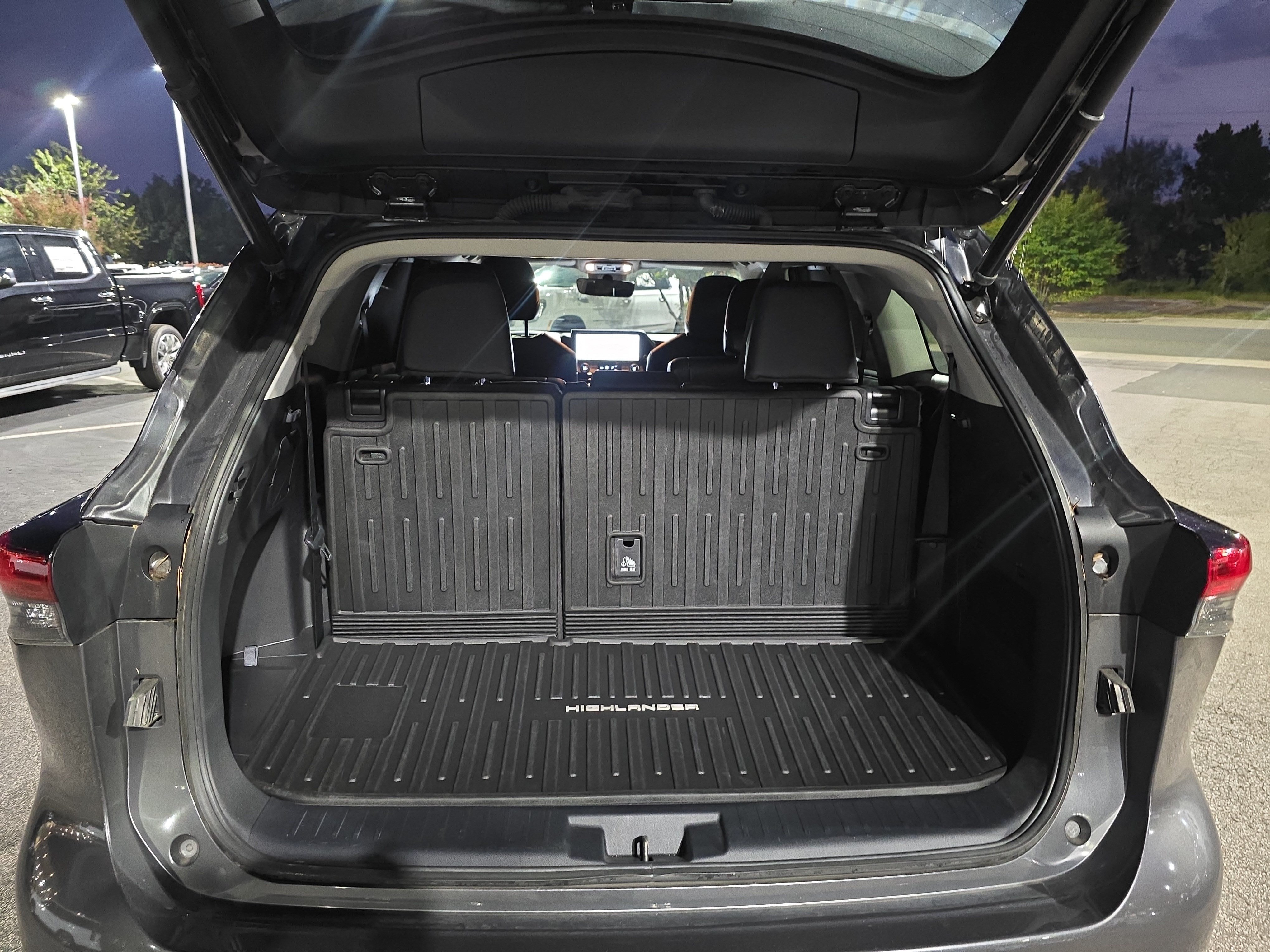 Used 2023 Toyota Highlander XLE FWD image 13