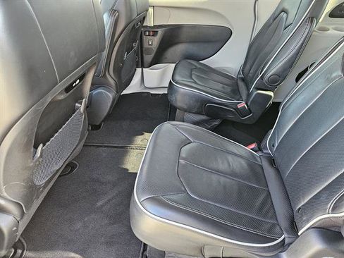 Used 2024 Chrysler Pacifica Limited image 20