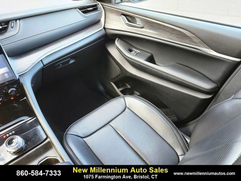 Used 2024 Jeep Grand Cherokee L Limited w/ Luxury Tech Group II image 15