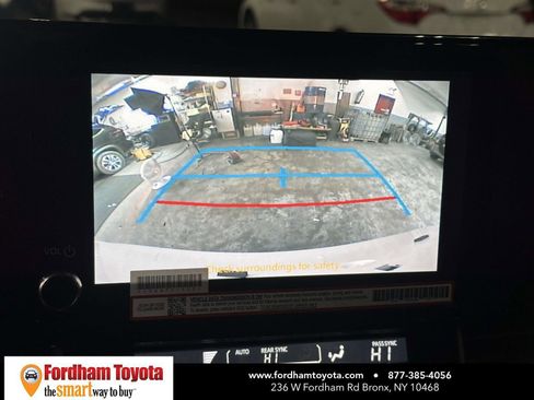 Used 2025 Toyota Sienna LE image 19