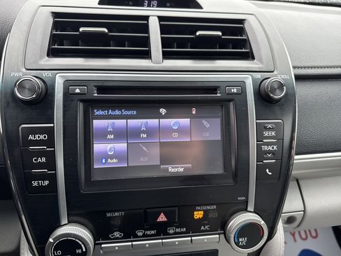 Used 2014 Toyota Camry L image 25