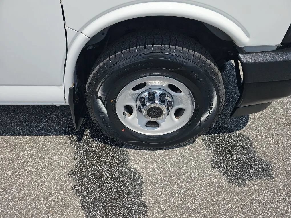 Used 2017 Chevrolet Express 3500 Extended RWD image 21