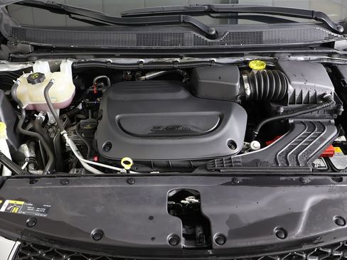 Used 2024 Chrysler Pacifica Touring-L FWD image 21