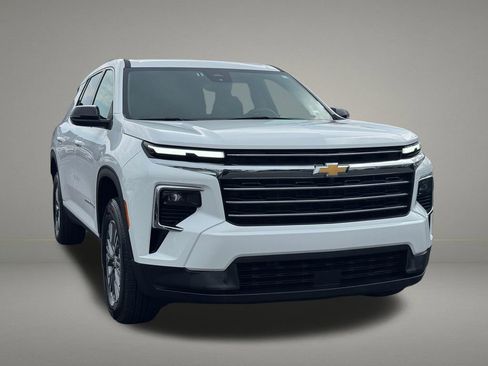 Used 2025 Chevrolet Traverse LT image 8